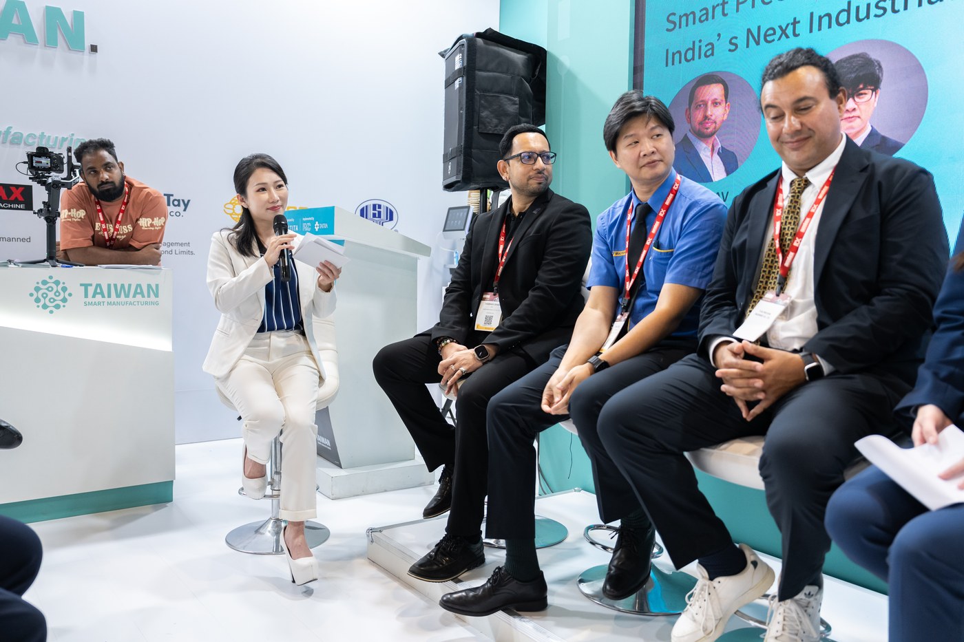 主持人與Cosmos Group Viabhav Shah、和和機械Evan Chou、奕達精機Antonio Argote同台對談