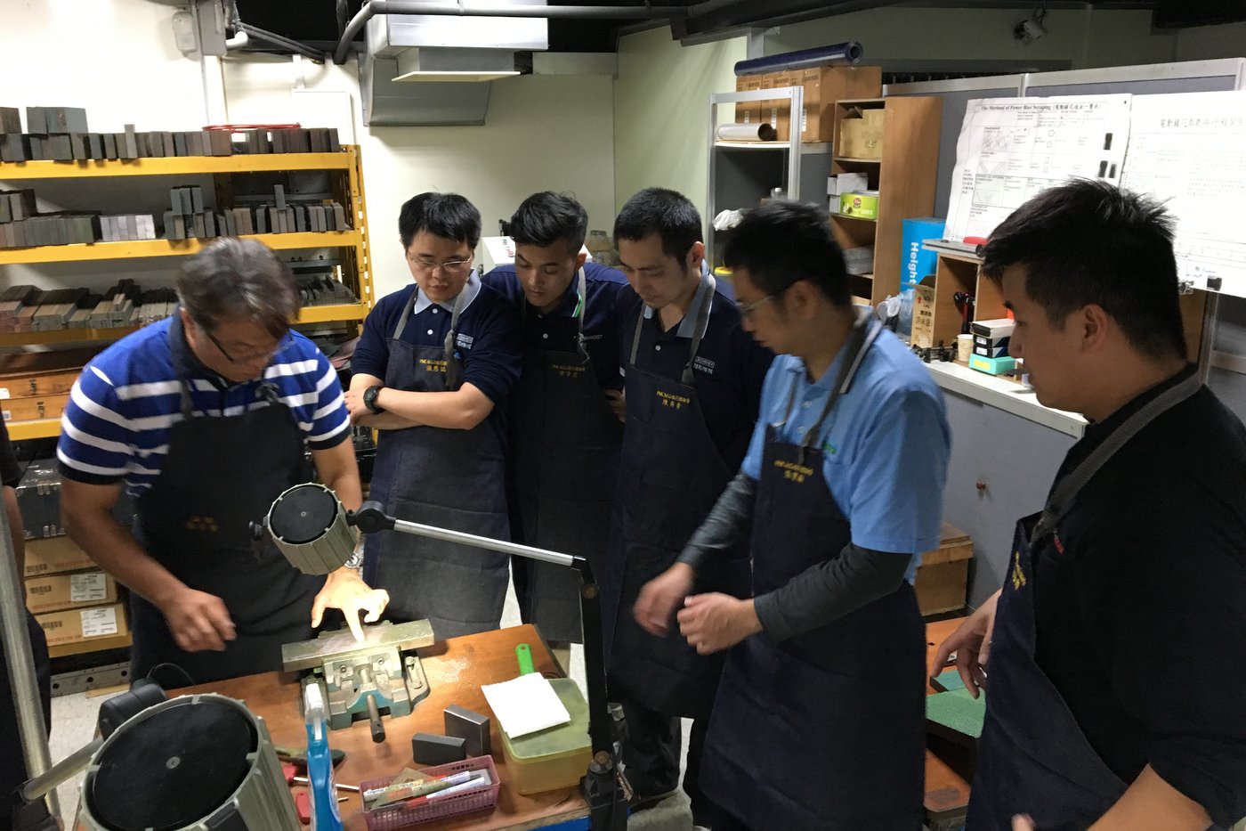 PMC企業包班鏟花實作課程現場，講師示範刮花技巧